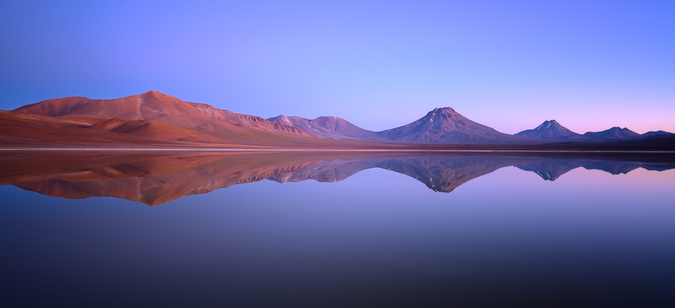 Foto di paesaggio di colline e del loro riflesso nell'acqua, scattata con l'obiettivo NIKKOR Z 20mm f/1.8 S