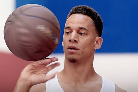 D850 DSLR bir basketbol oyuncusu fotoğrafı topa bakıyor