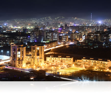 Night photo of a city, lit up, shot with the AF-S DX NIKKOR 16-80mm f/2.8-4E ED VR lens