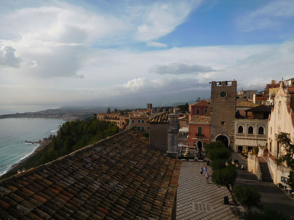 Zoom slider photo of a seaside village, wide angle