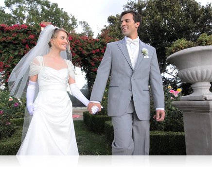 1 NIKKOR 6.7-13mm lens offers bright views of your subjects photo of a bride and groom at a park