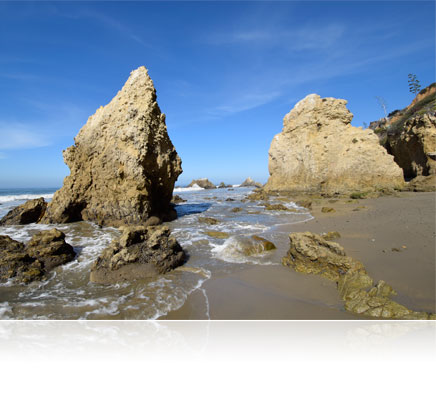 D5300 photo of a beach seascape of large rocks and waves at the shore