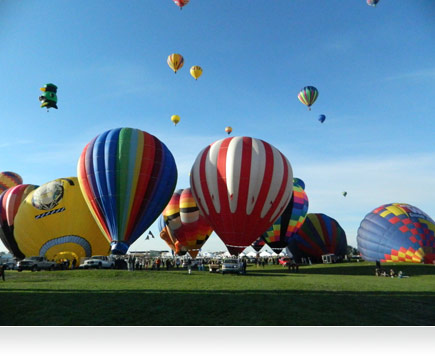 Photo de nombreuses montgolfières prenant leur envol.