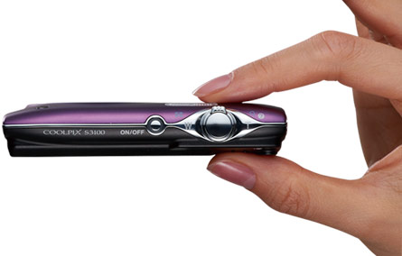 Slim, lightweight and powerful Photo demonstrating the small size of the COOLPIX S3100