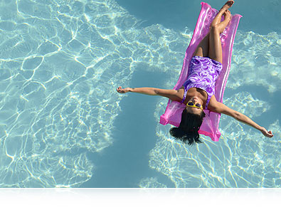 Fotografia tirada com vista de cima com a Nikon D7000 de uma menina em uma boia de piscina e uma inserção de imagem do sensor CMOS