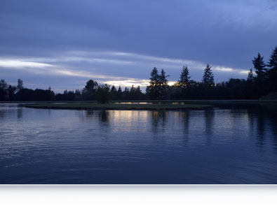 Fotografia da Nikon D7000 de um lago fotografado em baixa luminosidade, com uma inserção de imagem do sensor de fotometria