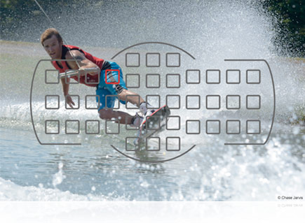 Fotografia da Nikon D7000 de um rapaz em um slalom de esqui aquático, com uma sobreposição de pontos de AF da câmera, ilustrando o sistema de AF.