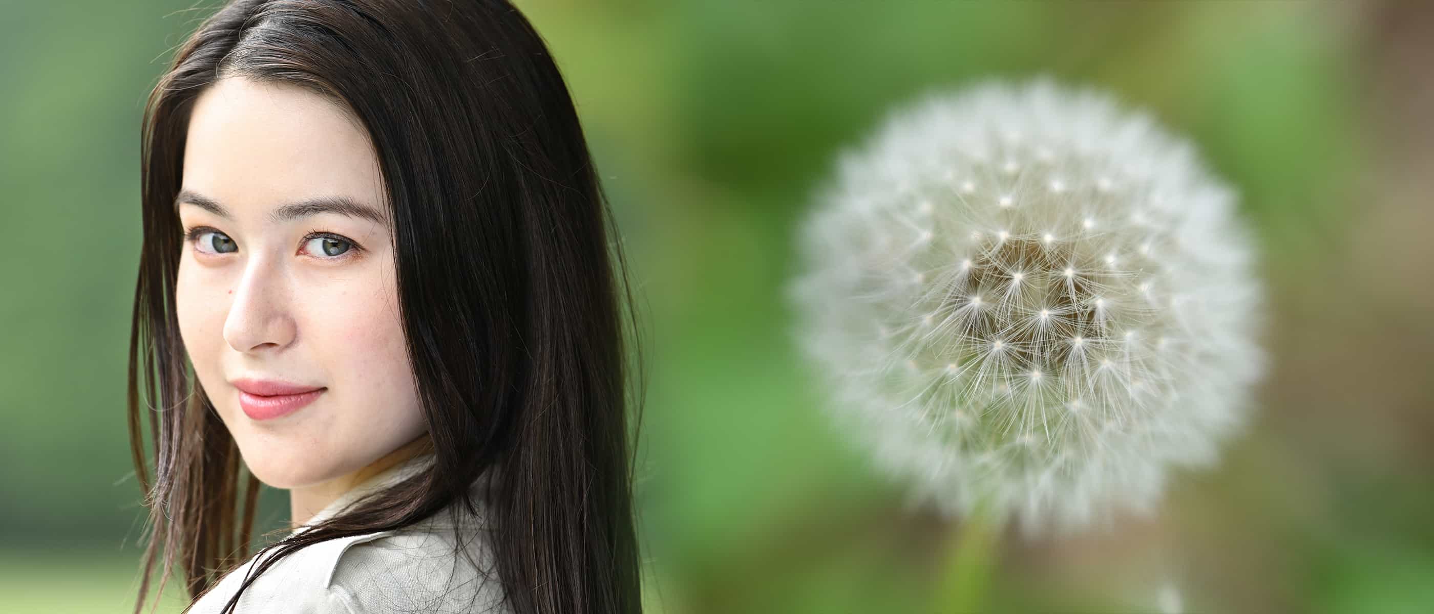 photo of a girl and a dandelion, taken with the NIKKOR Z 70-180mm f/2.8 lens
