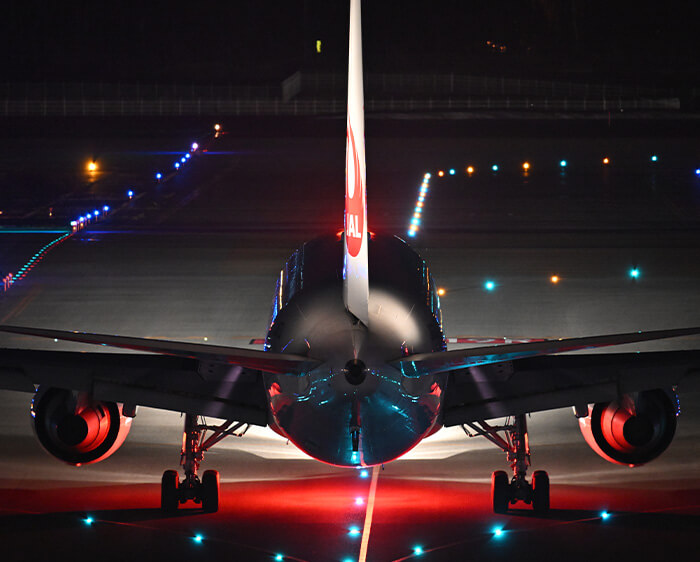 NIKKOR Z 400mm f/4.5 VR S photo of a plane on a runway at night