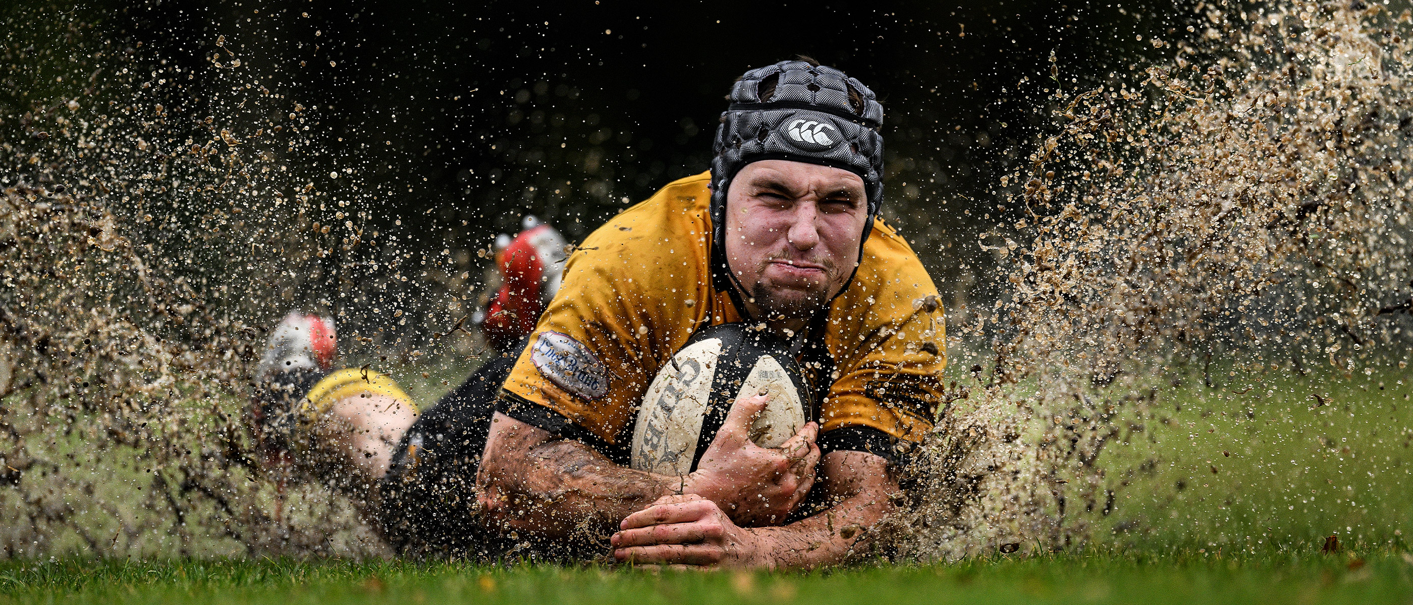 Photo of a rugby player in the mud with the ball, taken with the NIKKOR Z 400mm f/2.8 TC VR S lens