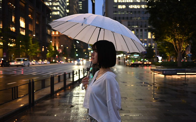 Foto di un uomo e una donna in condizioni di scarsa illuminazione, che quasi si baciano, scattata con NIKKOR Z 28mm f/2.8 (SE)