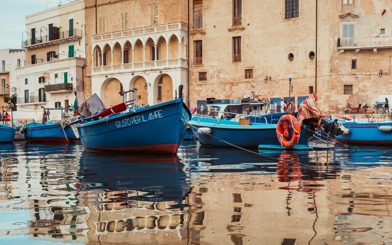 NIKKOR Z DX 18-140mm f/3.5-6.3 VR photo of boats docked in front of buildings