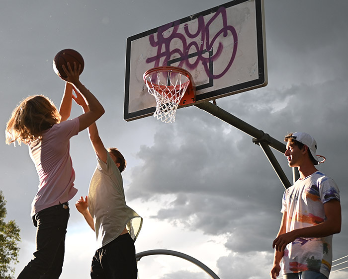 Photo de trois personnes jouant au basket-ball, prises avec l'objectif Nikkor Z 28 mm f / 2,8