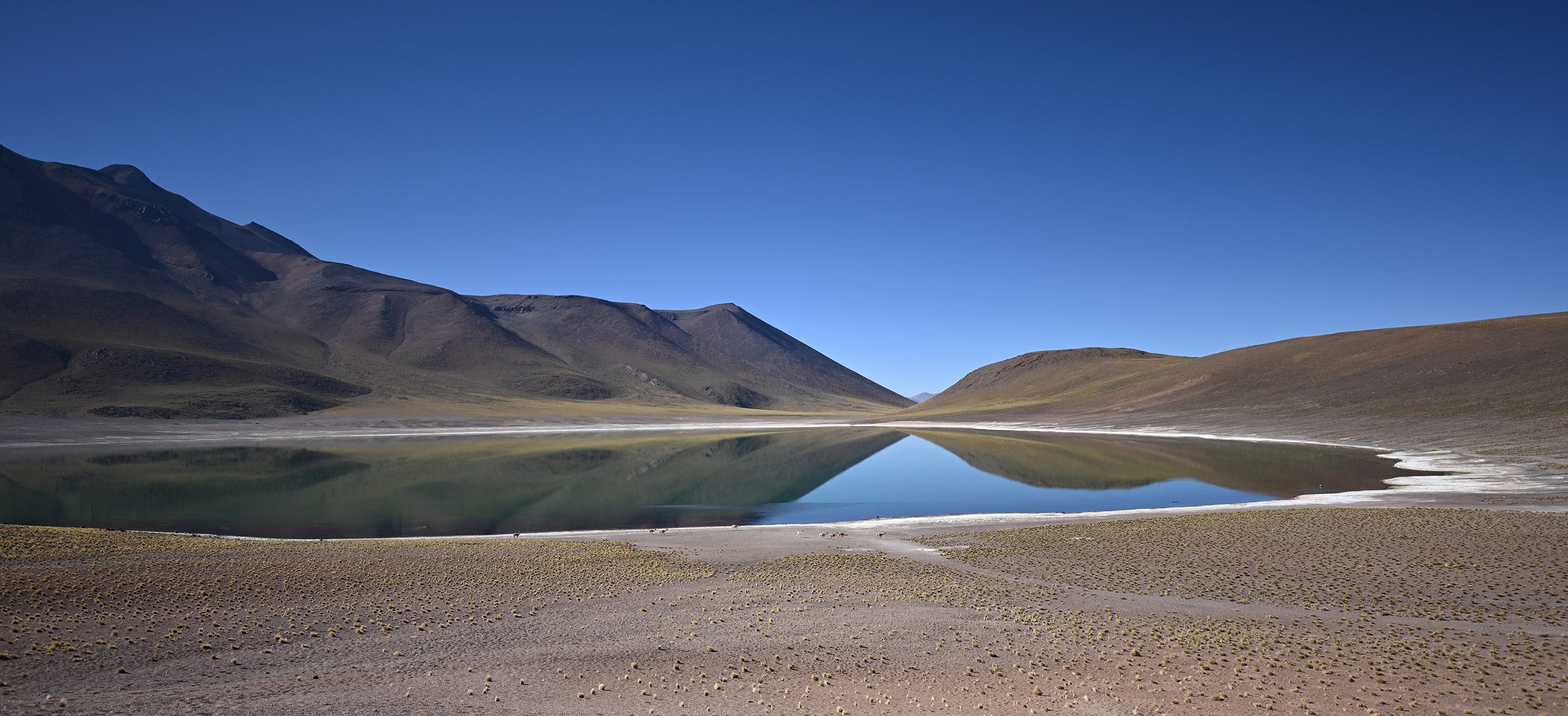 NIKKOR Z 20mm f / 1.8 S ile çekilmiş bir göl ve dağlık manzara fotoğrafı