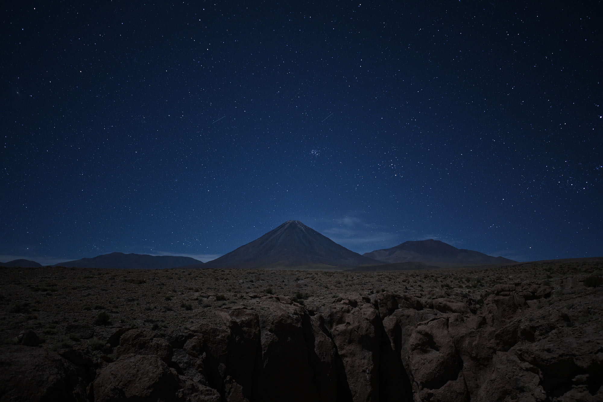 Foto notturna di un paesaggio sotto le stelle, scattata con il NIKKOR Z 20mm f/1.8 S