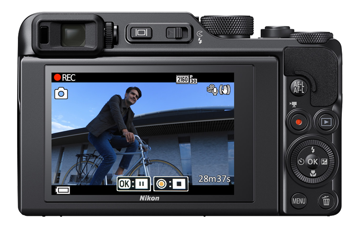 Nikon COOLPIX A1000 bisikletin arkasÃÂ±ndaki adamÃÂ±n fotoÃÂrafÃÂ±nÃÂ± LCD'nin arka tarafÃÂ±nda 