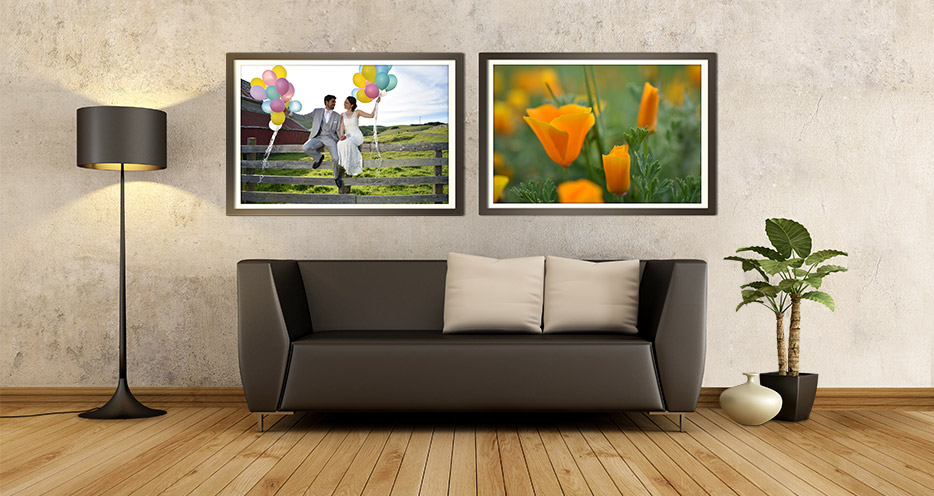 Foto de una sala de estar con una imagen de la novia y el novio en la pared junto a una foto de amapolas naranjas