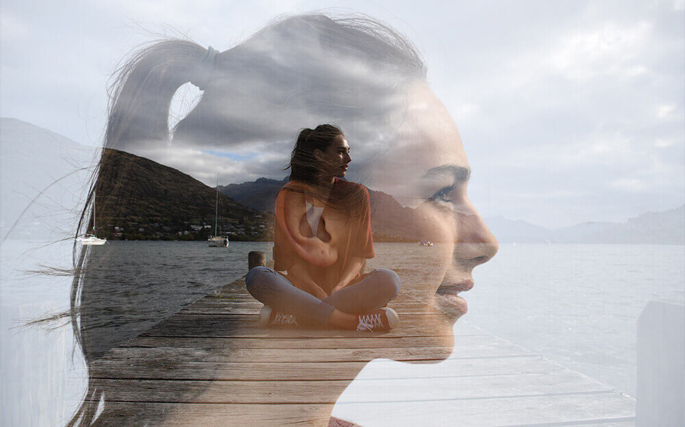 Foto de exposición múltiple de una mujer sentada en un muelle y primer plano de su perfil