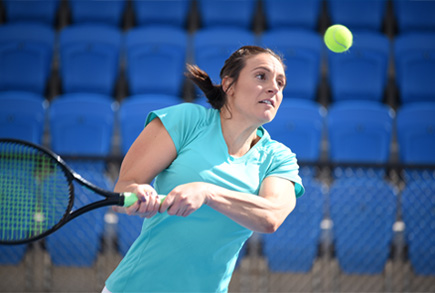 AF-P NIKKOR 70-300mm f/4.5-5.6E ED VR photo of a woman playing tennis