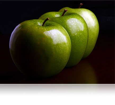 Avanzadas tecnologías para lentes de Nikon Foto de tres manzanas verdes tomada con el lente AF-S DX NIKKOR 18-105mm f/3.5-5.6G ED VR